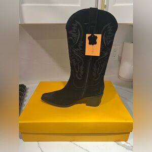 Roavitry women’s winter boots.